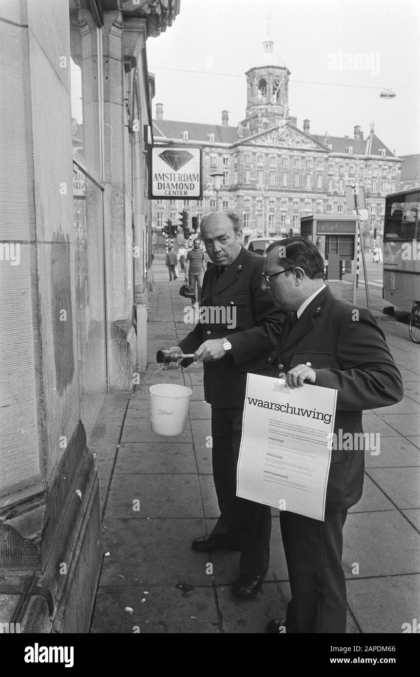 La municipalité laisse des avertissements contre le trafic d'héroïne sur le bâton de la place du Dam Description: Les officiels collant les brochures Date: 20 septembre 1982 lieu: Amsterdam, Noord-Holland mots clés: Affiches, politique de drogue Banque D'Images