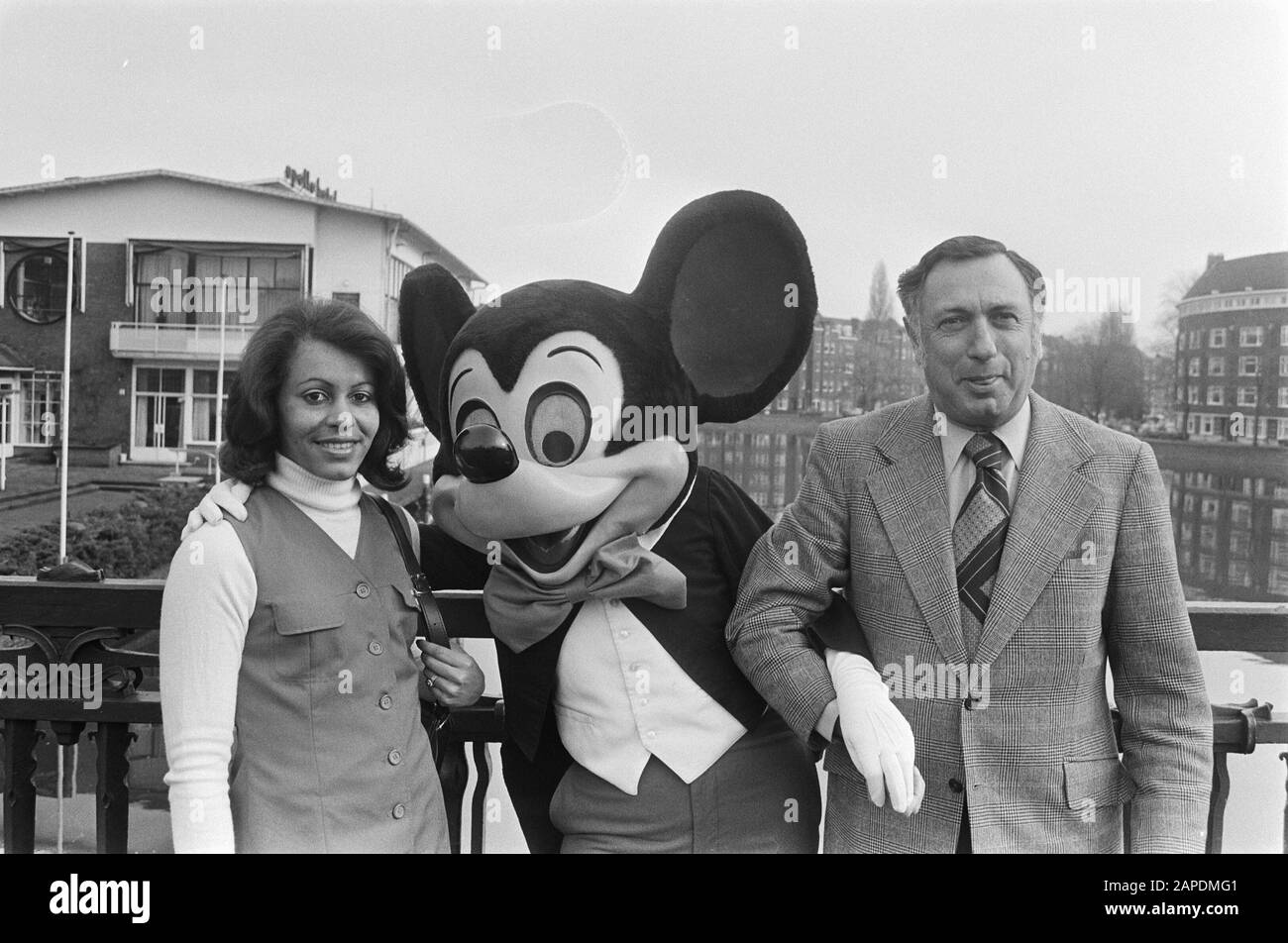 American Express et KLM se rendent à Disneyland; présentation à Apollohotel A'dam; Harro Rubin et Joyce Leysner avec Mickey Mouse Date: 18 février 1975 lieu: Amsterdam, Noord-Holland mots clés: Personnages de dessin animé Nom personnel: Leysner, Joyce, Rubin, Harro Nom de l'établissement: Mickey Mouse Banque D'Images