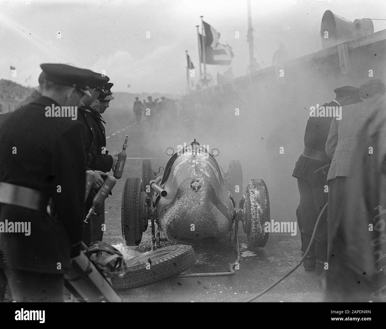 La voiture de course brûlante s'éteint pendant l'entraînement Grand Prix des Pays-Bas sur le circuit de Zandvoort Date: 21 juillet 1950 lieu: Zandvoort mots clés: Motorsport, feux Banque D'Images