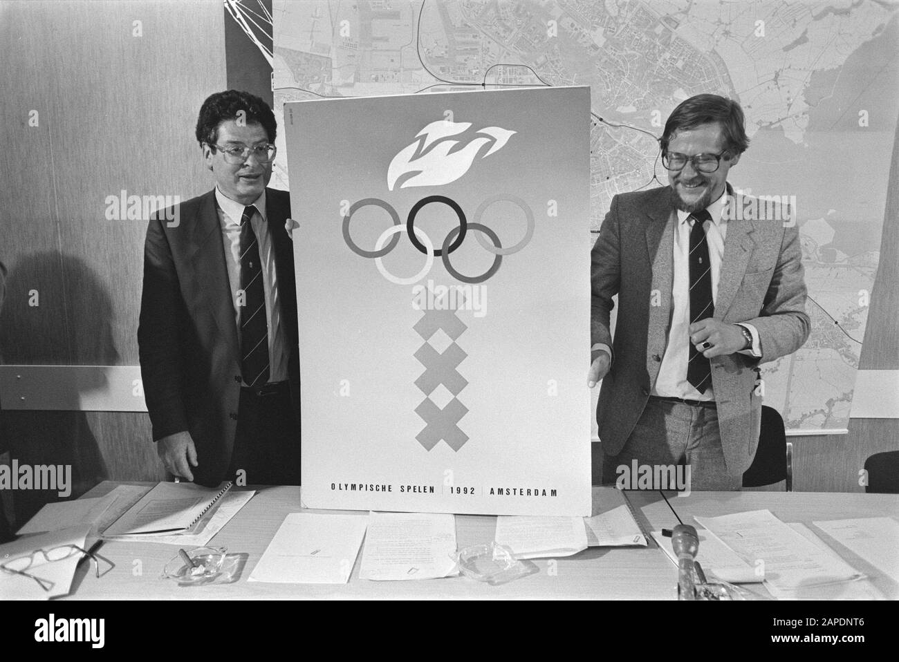 Amsterdam candidate Olympic Games 1992; maire Van Thijn et conseiller municipal Heerma (r) avec affiche Jeux olympiques Amsterdam/Date: 26 avril 1984 lieu: Amsterdam, Noord-Holland mots clés: Maires, affiches, hommes d'Aldermen Banque D'Images