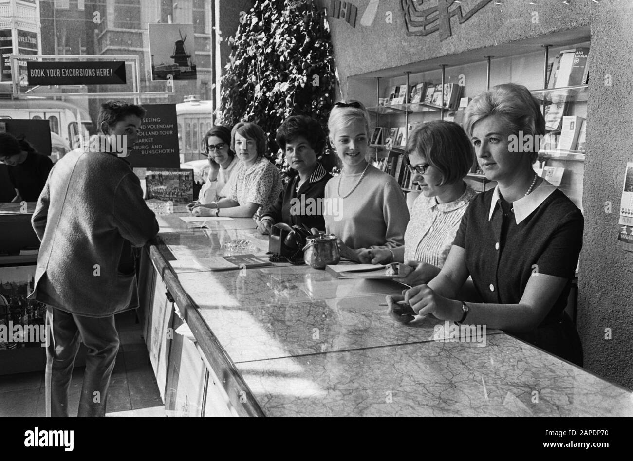 Centre d'information touristique d'Amsterdam sont prêts à absorber le flux touristique Date: 14 avril 1965 lieu: Amsterdam, Noord-Holland mots clés: Informatrices Nom de l'établissement: VVV Banque D'Images