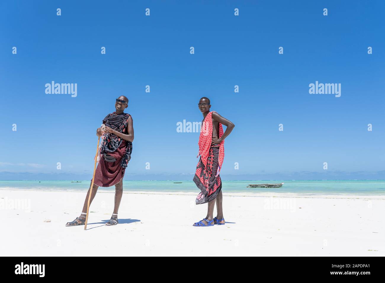 Zanzibar, Tanzanie - 28 octobre 2019 : Deux hommes africains masai vêtus de vêtements traditionnels près de l'océan sur la plage de sable, Zanzibar, Tanz Banque D'Images Zanzibar, Tanzanie - 28 octobre 2019 : Deux hommes africains masai vêtus de vêtements traditionnels près de l'océan sur la plage de sable, Zanzibar, Tanz Banque D'Images