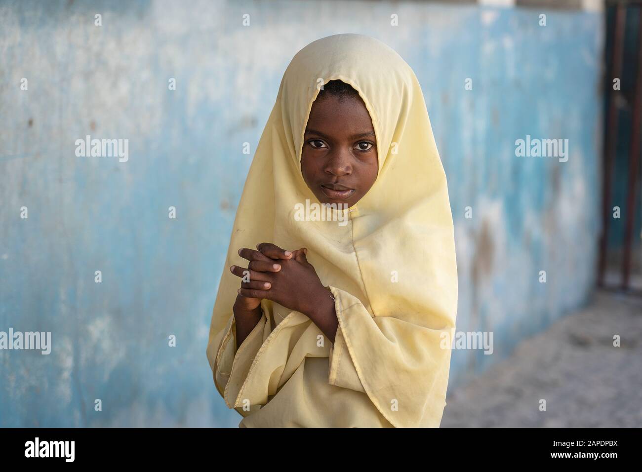 Zanzibar, Tanzanie - 29 octobre 2019 : fille africaine non identifiée dans une école locale de l'île Zanzibar, Tanzanie, Afrique de l'est Banque D'Images