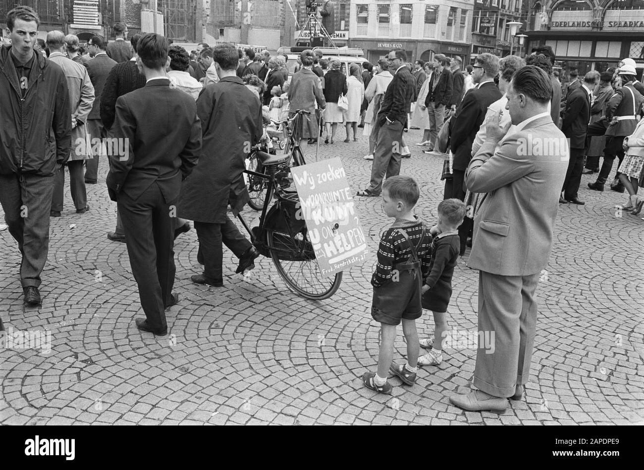 Amsterdam dammer avec panneau sur les Appels en arrière-vélo pour la pénurie de maison Date: 8 août 1963 mots clés: Panneaux, bicyclettes Banque D'Images