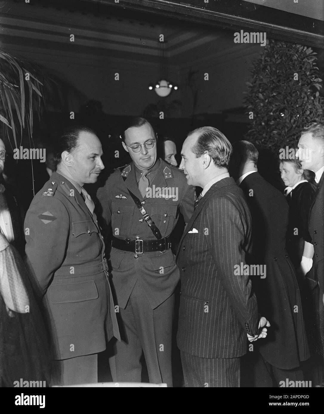 Dîner d'adieu pour le Lieutenant-général canadien G.G. (Guy Granville) Simonds. Pirns Bernhard (milieu) dans la conversation Annotation: Princesse droite Juliana Date: 12 décembre 1945 mots clés: Dîners, maison royale, officiers, princes Nom personnel: Bernhard, prince (1911-2004) Banque D'Images