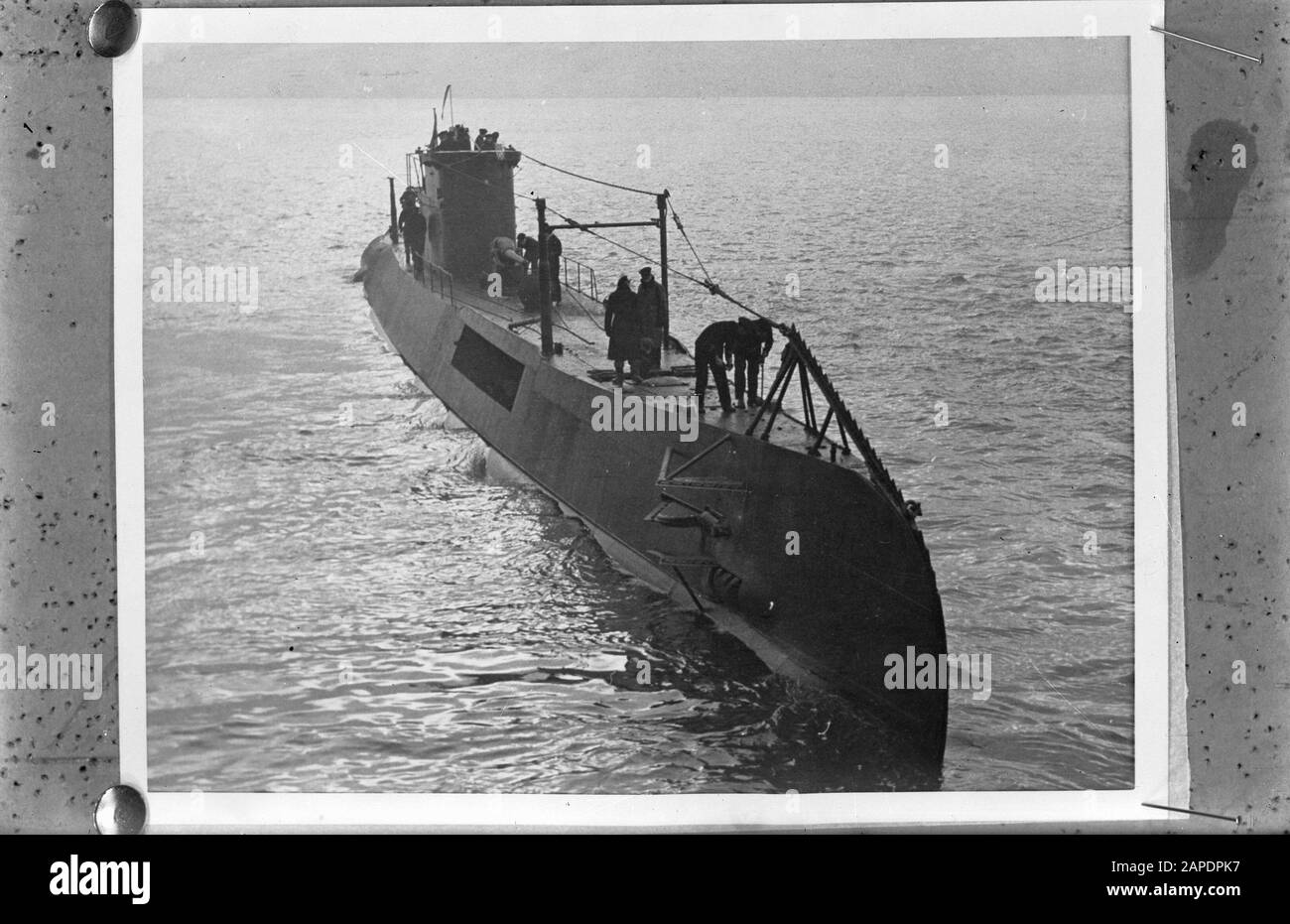 Ce sous-marin de la Royal Navy est récemment rentré de la mer Méditerranée où il a torpillé au moins 20 000 tonnes de navires ennemis. [Concerne Les Rh. Mme Dan. O21] Date : {1940-1945} mots clés : Marine, sous-marins, seconde Guerre mondiale, drapeaux Paramètres Nom : RNN Banque D'Images