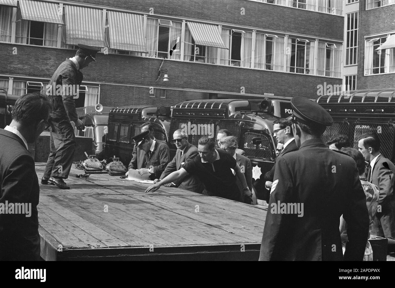 Le tribunal d'Amsterdam part dans les rues pour la reconstruction d'un accident mortel avec semi-remorque avec camion à segments en béton Date: 13 mai 1969 mots clés: Reconstructions, tribunaux, camions Banque D'Images