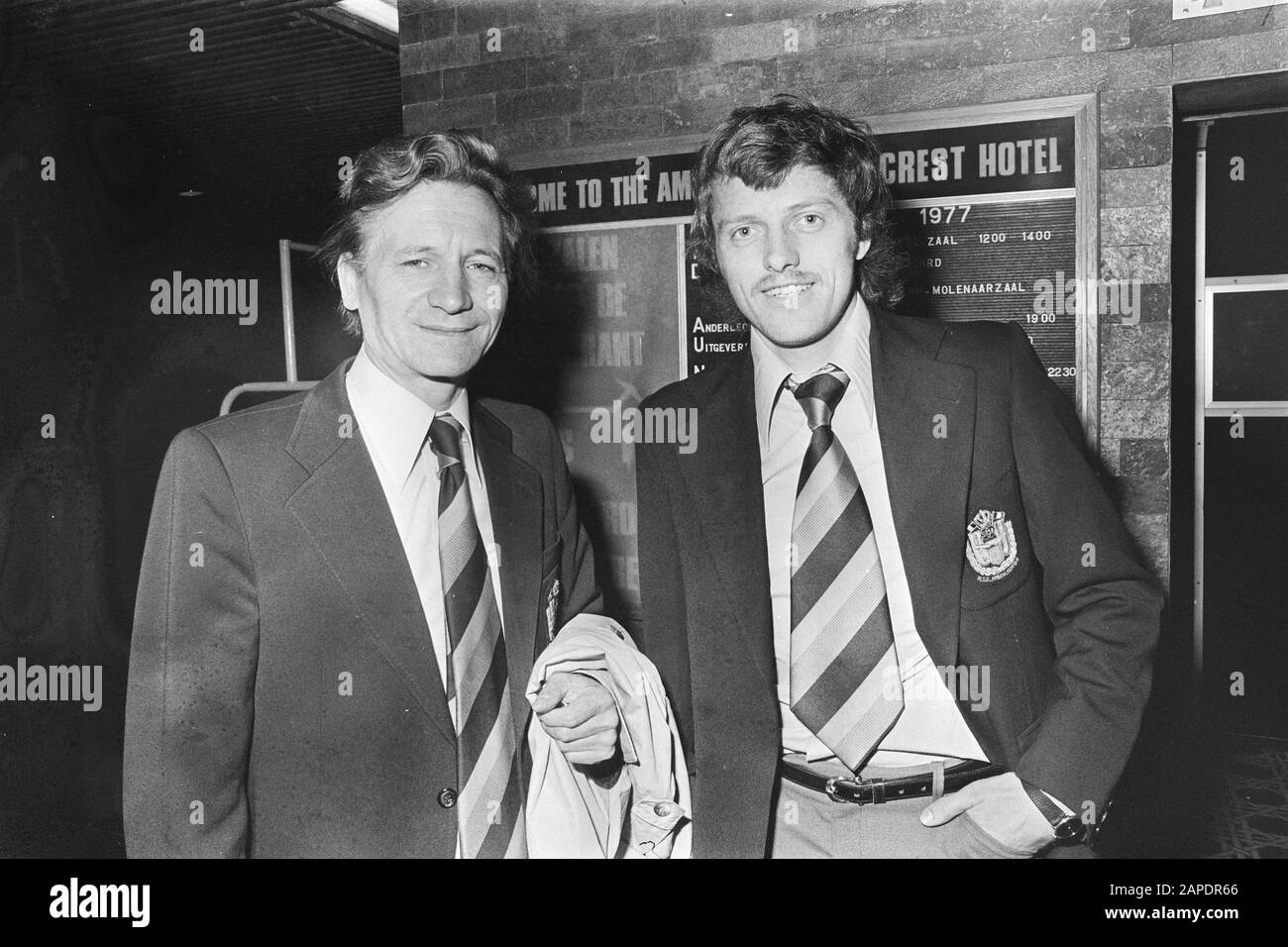 Anderlecht à Amsterdam concernant la finale Europa Cup II contre HSV Hamburg, entraîneur Raymond Goethals et Arie Haan Date: 10 mai 1977 lieu: Amsterdam, Noord-Holland mots clés: Entraîneurs, footballeurs Nom personnel: Goethals, Raymond, Haan, Arie Banque D'Images