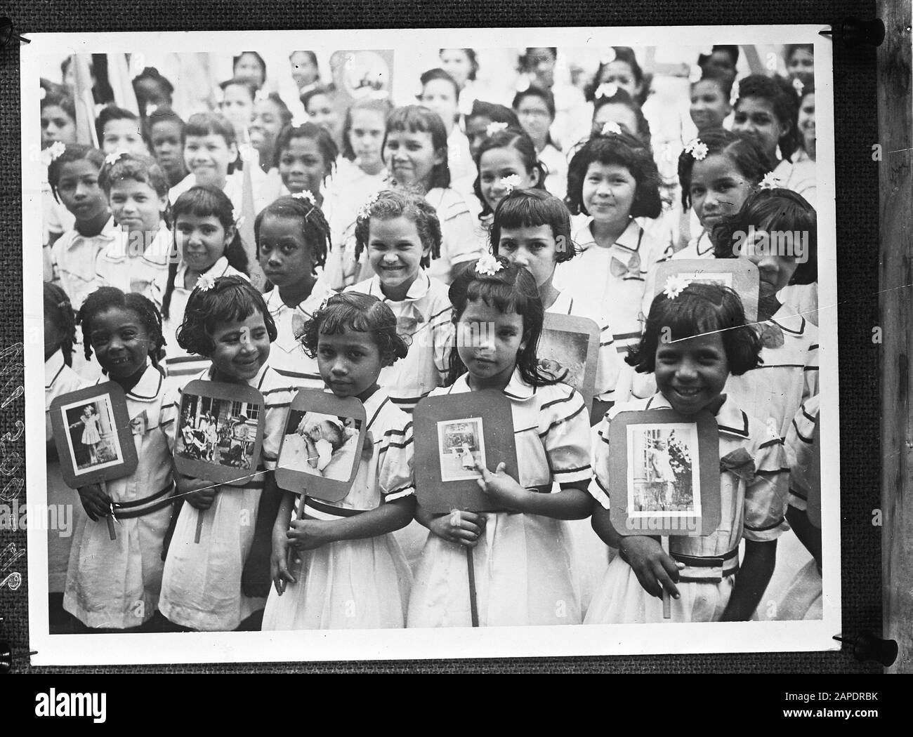 Wi [West Indies]/Annefo London series Description: Aruba écolières avec portraits des princesses et de la famille royale Annotation: Repronegative Date: 1940-1945 lieu: Aruba mots clés: Population, enfants , seconde Guerre mondiale Banque D'Images