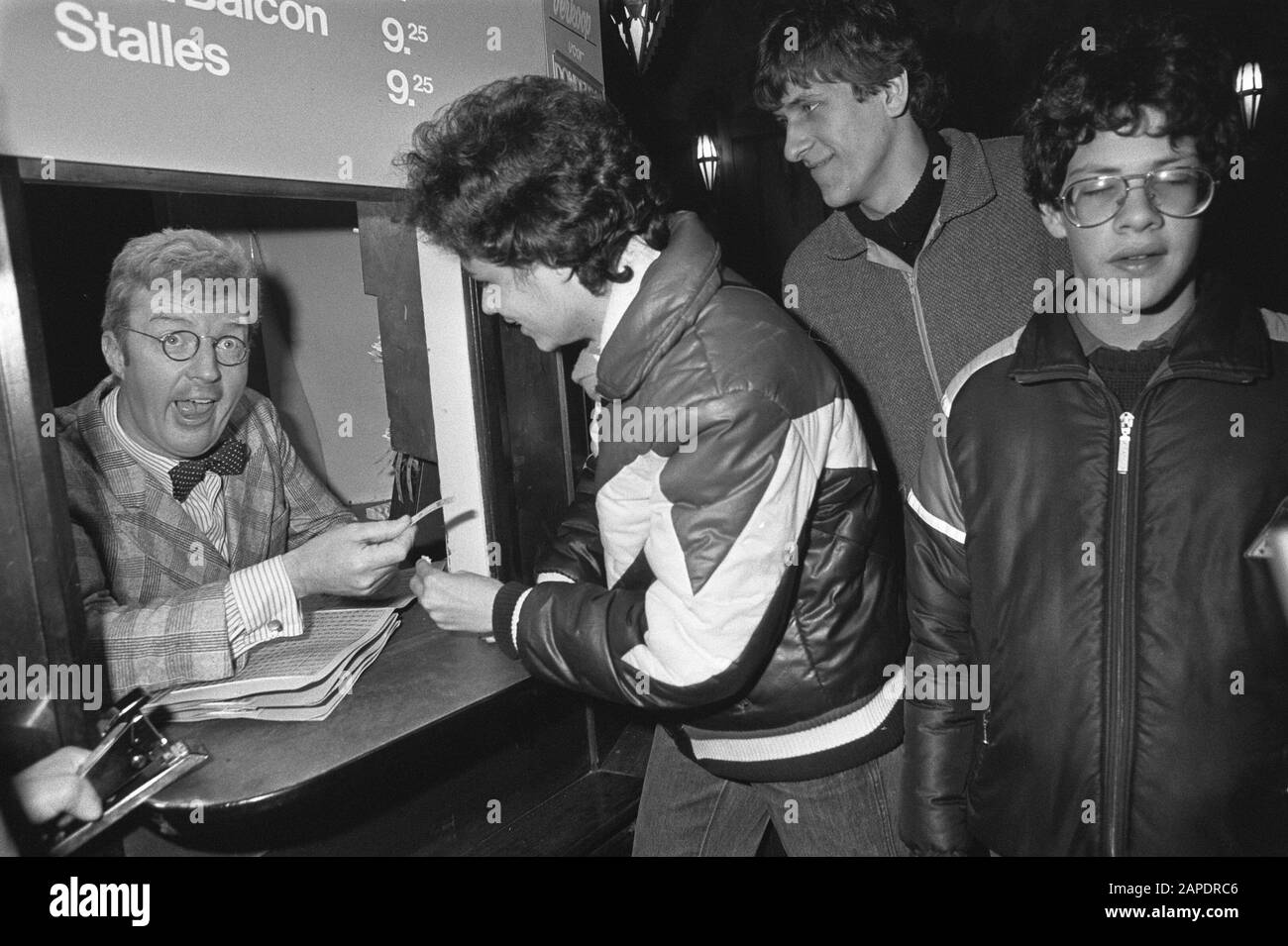 André van Duin (l) a vendu des billets pour son film 'Je suis Joep Melon' au Tuschinski Theatre d'Amsterdam Date: 12 décembre 1981 lieu: Amsterdam, Noord-Holland mots clés: Acroliers, artistes, comptoirs, théâtres Nom personnel: Dune, André van Institutionname: Tuschinski Banque D'Images