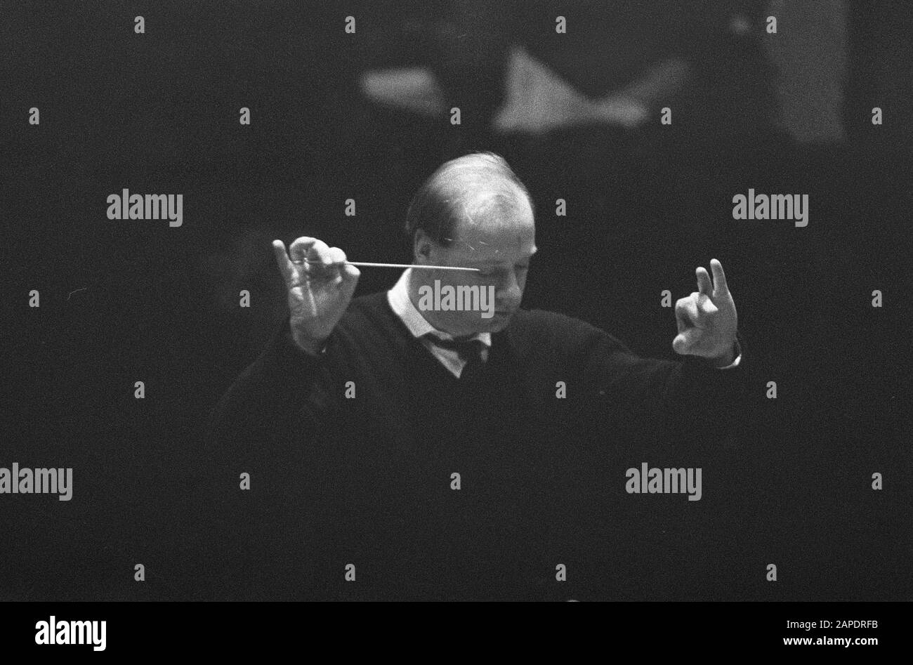 Bernard Haitink successeur d'Eduard van Bernum répète pour la première fois avec l'Orchestre du Concertgebouw, Bernard Haitink pendant. Banque D'Images