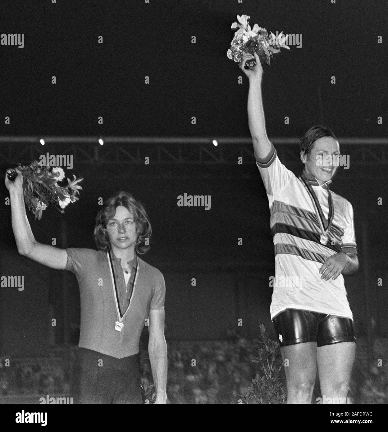 Championnats du monde de cyclisme 1979 au stade olympique d'Amsterdam, poursuite à la description des dames. Lors de la cérémonie Anne Möhlmann (l), la championne du monde Keetie van Oosten-Hage avec maillot arc-en-ciel (m); Banque D'Images