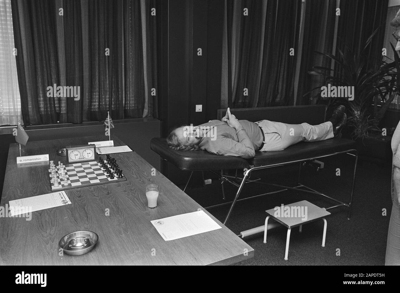 Tournoi d'échecs Interpolis Tilburg 1985; Miles (avec des problèmes de dos) se trouve sur la table de massage attendant son adversaire.; Banque D'Images