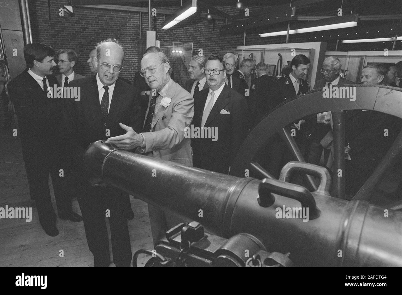 Des manifestants anti-militaristes perturbent l'ouverture du Royal Netherlands Army and Armuseum Museum à Delft; Bernhard visite canon Date: 3 juin 1986 lieu: Delft, Zuid-Holland mots clés: Ouvertures, canons Nom personnel: Bernhard, prince Banque D'Images