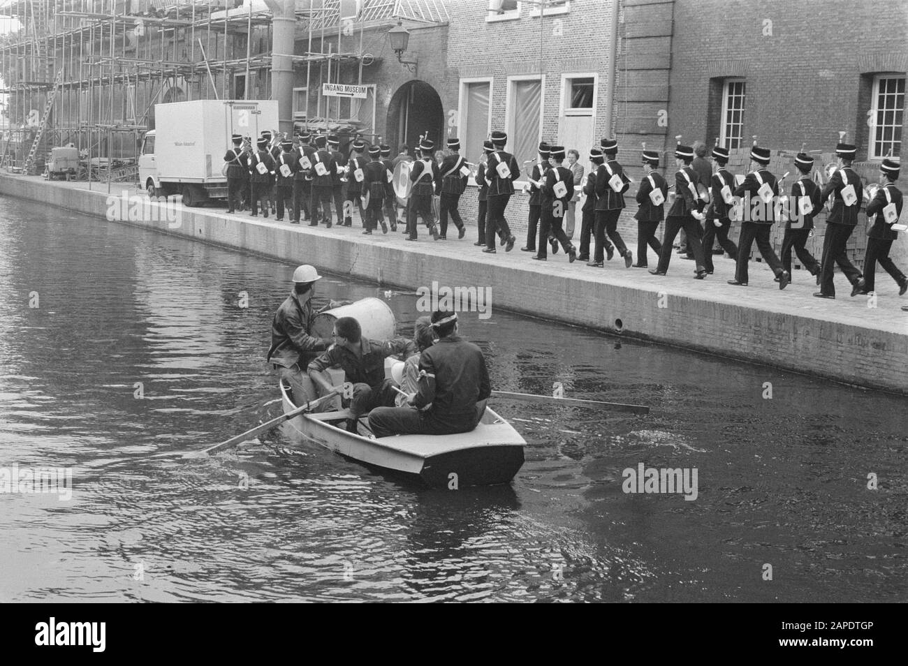 Des manifestants anti-militaristes perturbent l'ouverture du Royal Netherlands Army and Armuseum Museum à Delftt Date : le 3 juin 1986 lieu : Delft, South-Holland mots clés : ouvertures, bateaux, manifestants Banque D'Images