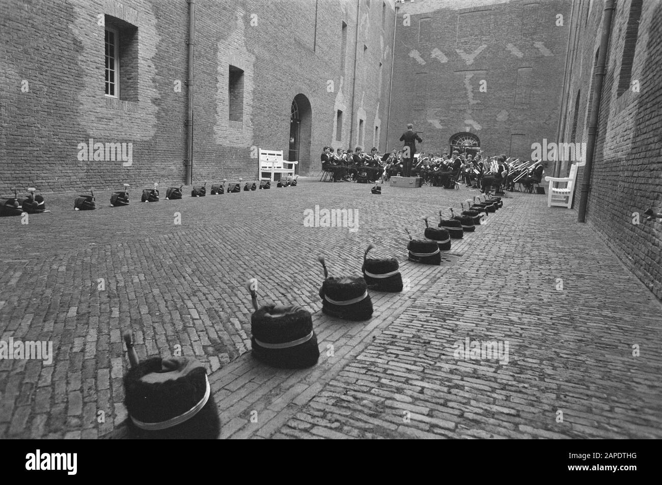 Des manifestants anti-militaristes perturbent l'ouverture du Royal Netherlands Army and Armuseum Museum à Delft; pièces de chapelle sur cour Date : 3 juin 1986 lieu : Delft, Zuid-Holland mots clés : chapeaux, Ouvertures, cours, manifestants Banque D'Images