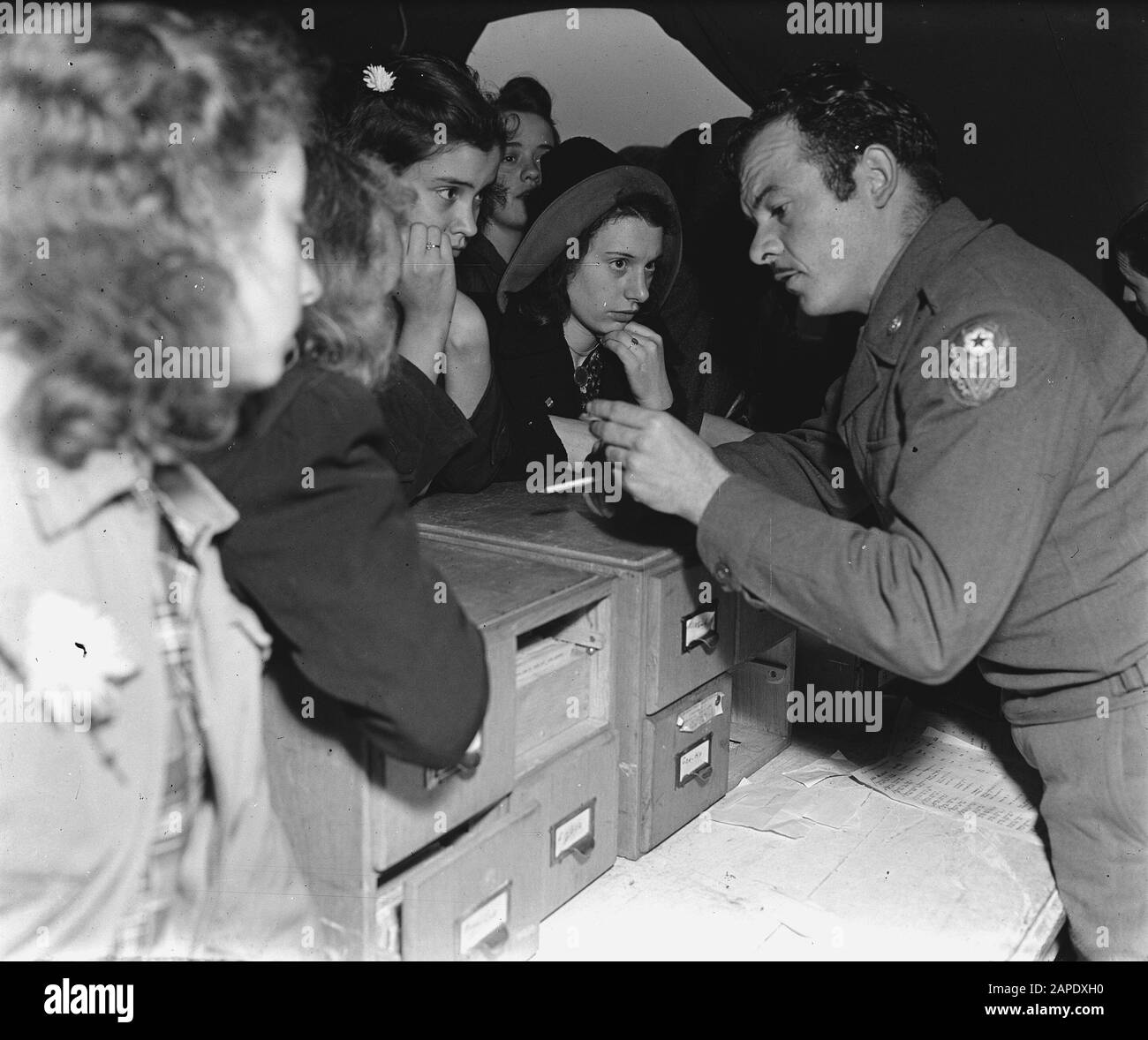 Cimetière militaire américain à Margraten Description: Militaire américain dans des boîtes de cartes entourées de jeunes femmes Date: 12 novembre 1945 lieu: Margraten mots clés: Armées Banque D'Images