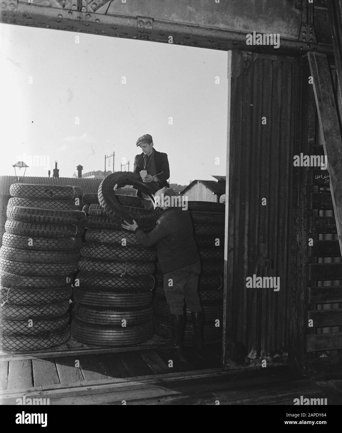 Fourniture de pneus de voiture Date : 10 janvier 1946 mots clés : TRES de voiture, approvisionnement Banque D'Images
