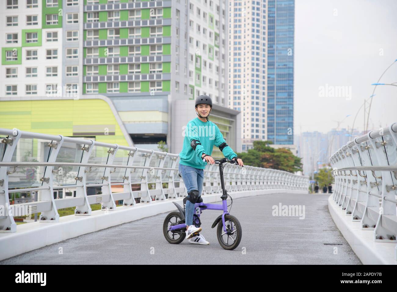 Concept de vie de mobilité intelligente, jeune homme utilisant une voiture électrique, véhicule électrique 147 Banque D'Images