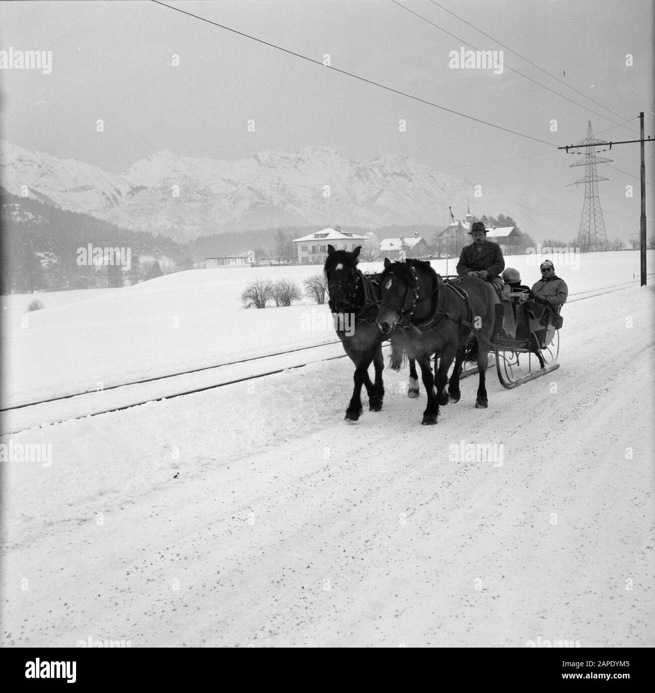 Hiver au Tyrol Description: Arreslee près d'Igls avec en arrière-plan la Nordkette Date: Janvier 1960 lieu: Igls, Autriche, Tyrol mots clés: Montagnes, villages, paysages, cheval et panier, panoramas, traîneau, neige, hiver Banque D'Images