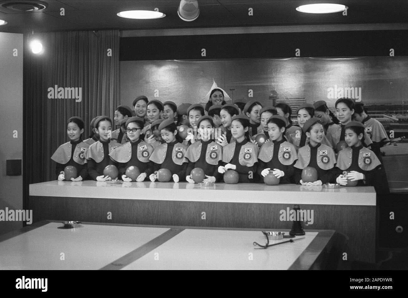 Les artistes arrivent à Schiphol en raison de la performance de L'Unicef Little Angels of Corea Date: 13 décembre 1972 lieu: Noord-Holland, Schiphol mots clés: Artistes Nom de l'institution: UNICEF Banque D'Images
