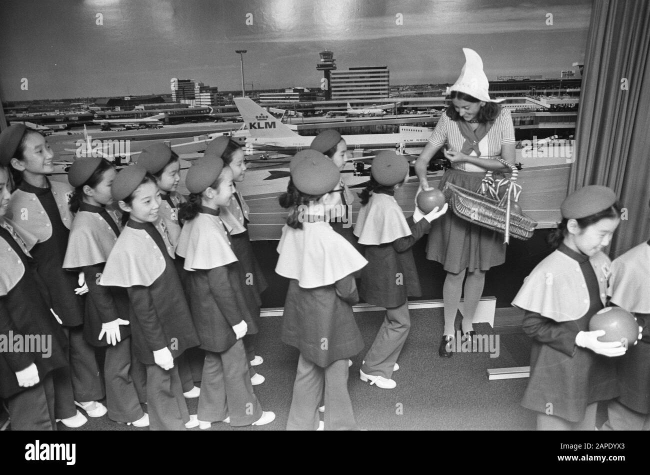 Les artistes arrivent à Schiphol en raison de la performance de L'Unicef Little Angels of Corea Date: 13 décembre 1972 lieu: Noord-Holland, Schiphol mots clés: Artistes Nom de l'institution: UNICEF Banque D'Images