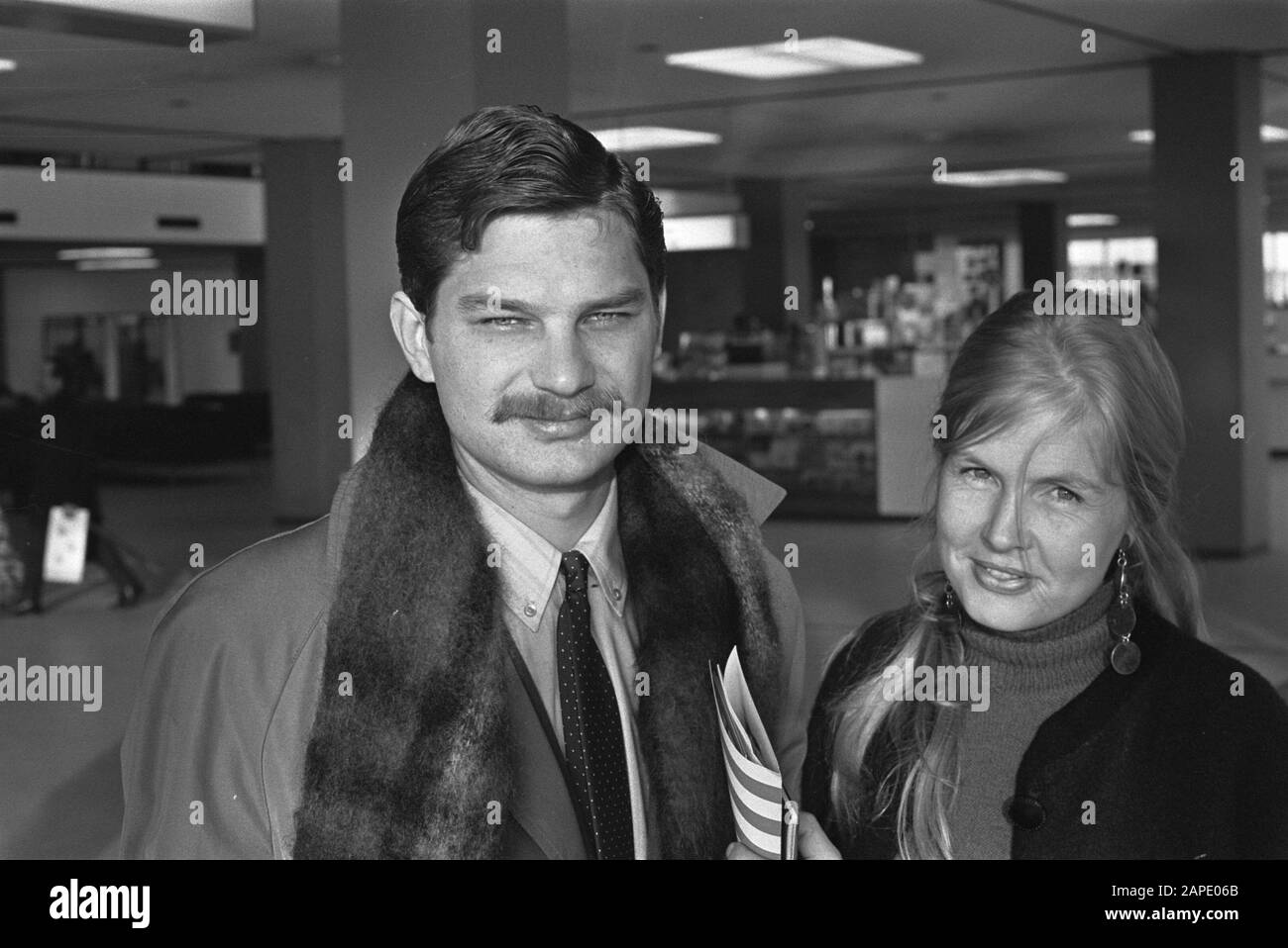 docteur dr. Jelle Vleek de Stichting Terre des hommes part au Gabon et au Cameroun pour obtenir de l'aide à la recherche de Biafra et à la fiancée Date: 14 janvier 1970 lieu: Noord-Holland, Schiphol mots clés : médecins Nom personnel: Dr. Jelle Vleek Banque D'Images