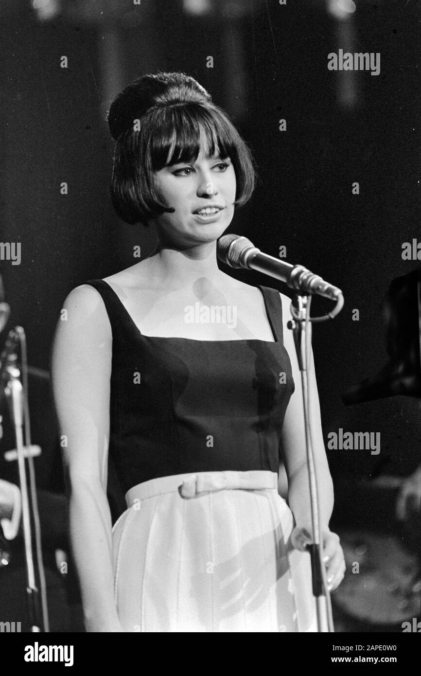Performance de la chanteuse américaine-brésilienne Astrud Gilberto, Amsterdam 1966; Banque D'Images
