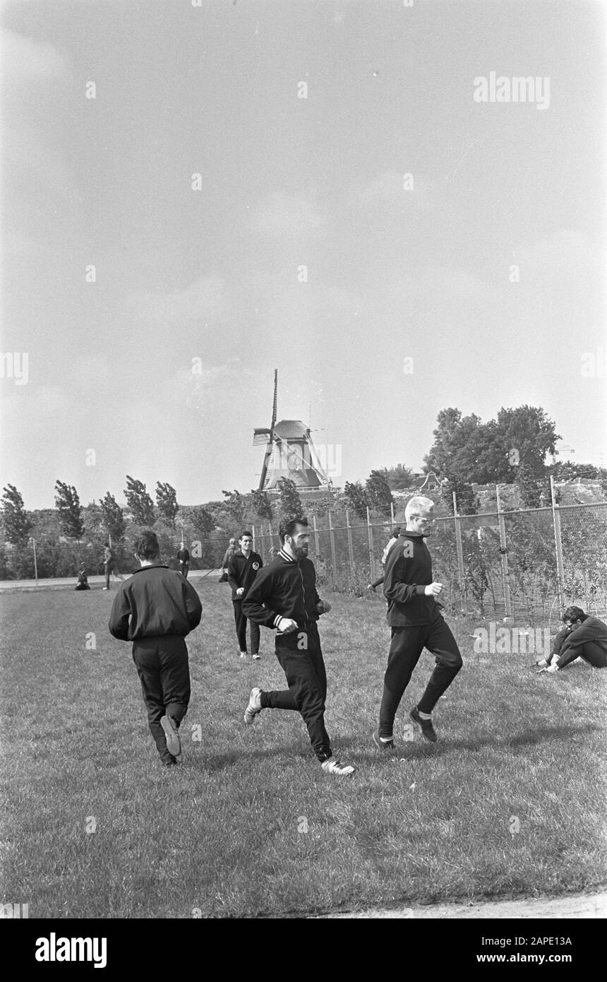 Ouverture du parc sportif Elzenhage Description: Les athlètes s'entraînent après l'ouverture du logement Date: 25 août 1968 lieu: Amsterdam, Noord-Holland mots clés: Athlètes, entraînements Banque D'Images