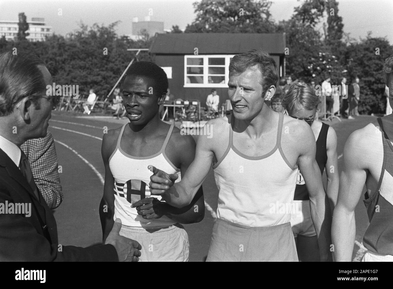 Championnats d'athlétisme om Gouden Spike à Leiden; nr. 25, 26: Gauche Eddy Monsels, droite A. de Jong Date: 13 juin 1970 lieu: Leiden, Zuid-Holland mots clés: Athlétisme Nom personnel: A. de Young Banque D'Images