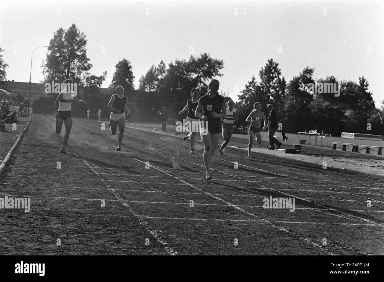 Athletics Championships om Gouden Spike in Leiden (voir aussi 235932), finissez 100 mètres gagnés par Wilma van den Berg Date: 13 juin 1970 lieu: Leiden, Zuid-Holland mots clés: Athletics, finishen Nom personnel: Berg, Wilma van den Banque D'Images