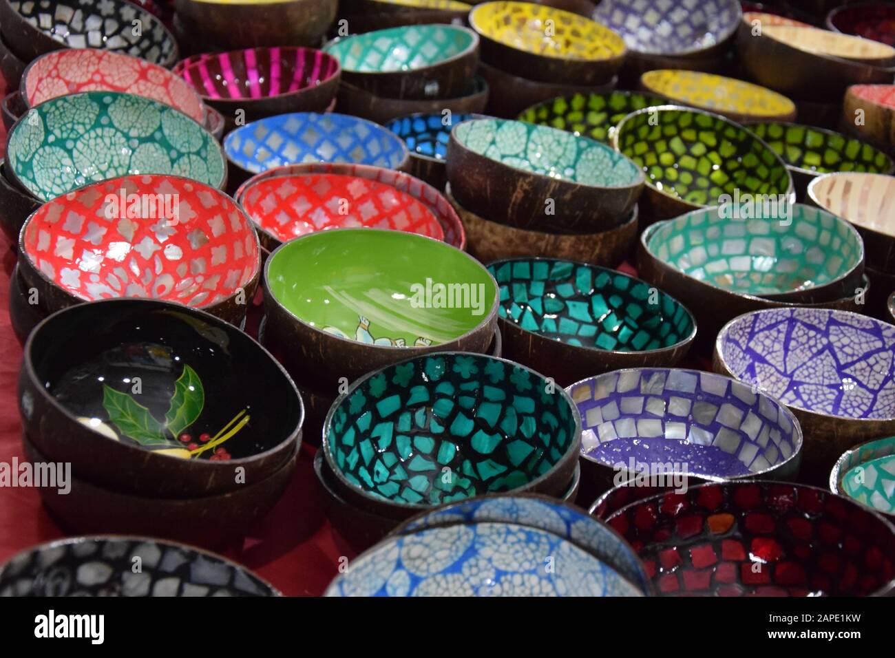 Bowls multicolores à vendre sur le marché local en Thaïlande Banque D'Images