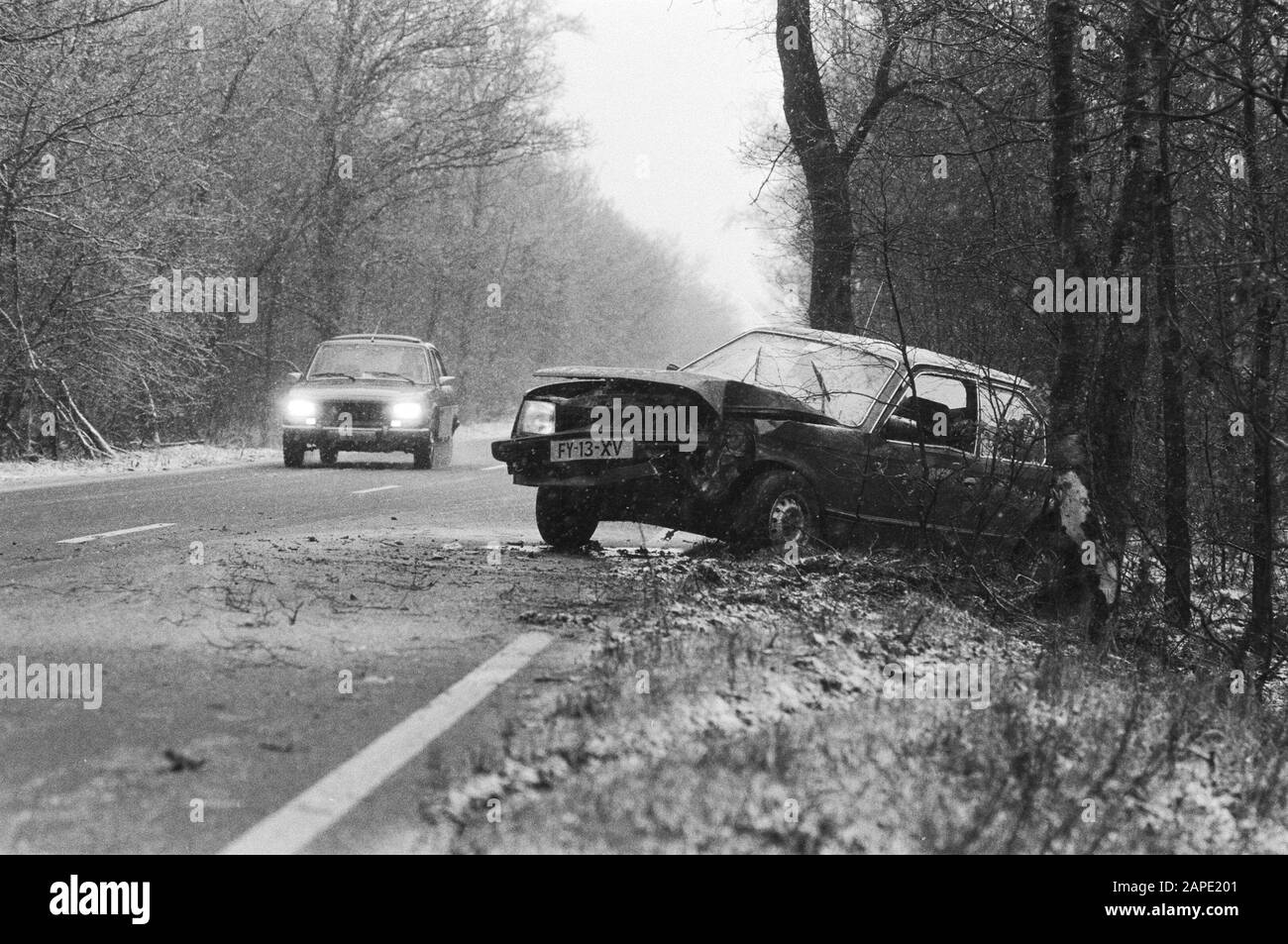 Première neige Description: Voiture frappée par le lissé de la route Date: 14 janvier 1983 mots clés: Accidents, circulation, hiver Banque D'Images