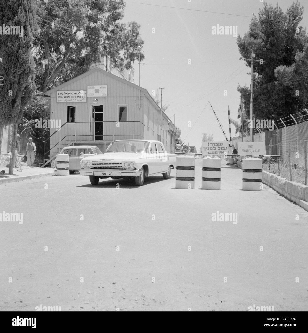 Israël 1964-1965: Jérusalem (Jérusalem), Mandelbaum Gate Description: Voiture conduisant le long du barrage routier de Mandelbaum Gate Annotation: Mandelbaum Gate est un ancien point de contrôle entre les zones israéliennes et jordaniennes de Jérusalem Date: 1964 lieu: Israël, Jérusalem mots clés: Voitures, postes frontières, haut-parleurs, oldtimers, barrières, barrage routier Banque D'Images