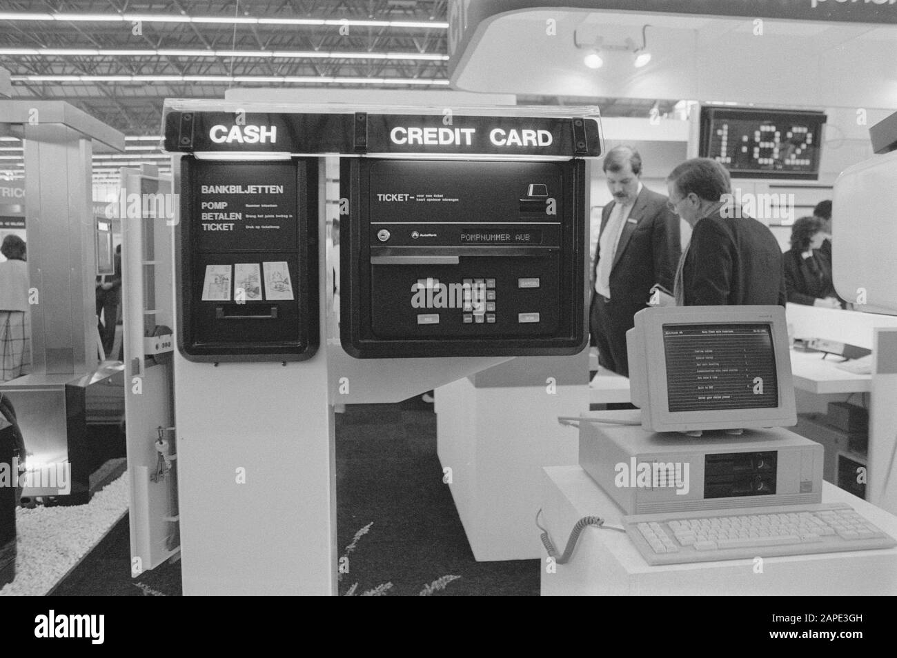 Salon du commerce automobile de la RAI; machine de paiement pour pompes à essence où l'on peut payer avec de l'argent mais aussi avec des cartes de crédit Date: 25 mars 1985 mots clés: Pompes FULENINE, machines de paiement Nom d'établissement : RAI Banque D'Images