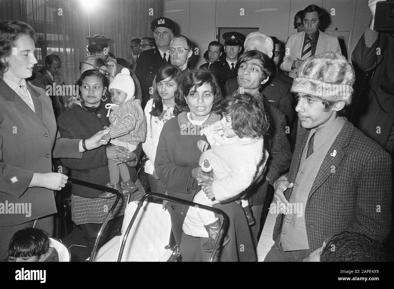 Asiatiques qui ont été expulsés de l'Ouganda à Schiphol, groupe d'Asiatiques après l'arrivée Date: 24 novembre 1972 lieu: Noord-Holland, Schiphol mots clés: Arrivées, familles Nom personnel: Asians Banque D'Images