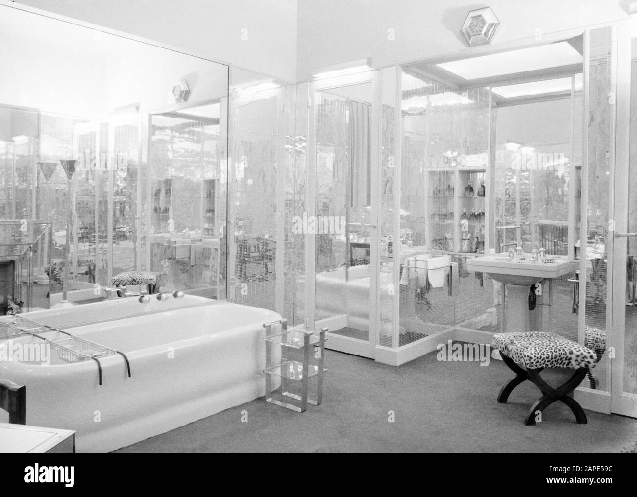 Appartement à Paris Description: Salle de bains de Mme Cartwright à Paris Date: 1936 lieu: France, Paris mots clés: Salles de bains, intérieurs Banque D'Images