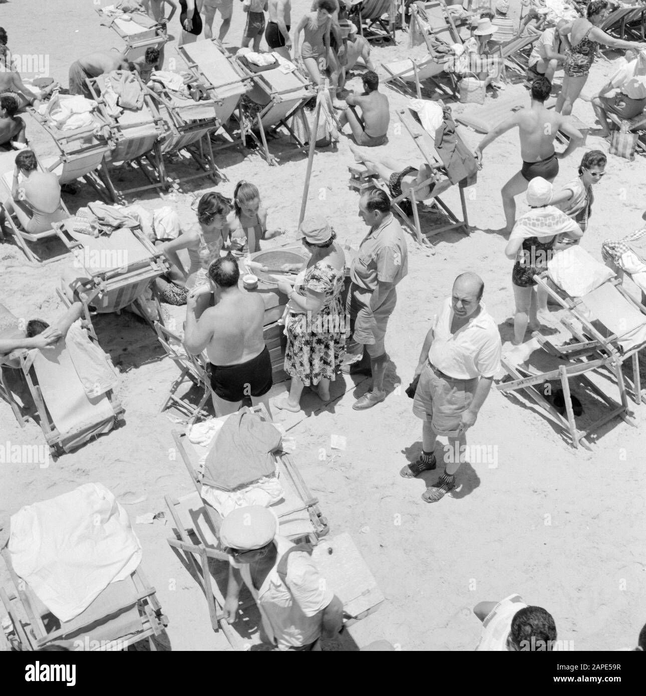 Israël 1964-1965: Tel Aviv, pendant le sabbat jusqu'à la mer Description: Nager invités dans des chaises de plage, au milieu une vendeuse qui prépare des épis de maïs à son décrochage Annotation: Cette photo est oblique de la date ci-dessus: 1964 lieu: Israël, tel Aviv mots clés: baignoires, maïs, foule, décrochage, plages, chaises de plage Banque D'Images Israël 1964-1965: Tel Aviv, pendant le sabbat jusqu'à la mer Description: Nager invités dans des chaises de plage, au milieu une vendeuse qui prépare des épis de maïs à son décrochage Annotation: Cette photo est oblique de la date ci-dessus: 1964 lieu: Israël, tel Aviv mots clés: baignoires, maïs, foule, décrochage, plages, chaises de plage Banque D'Images