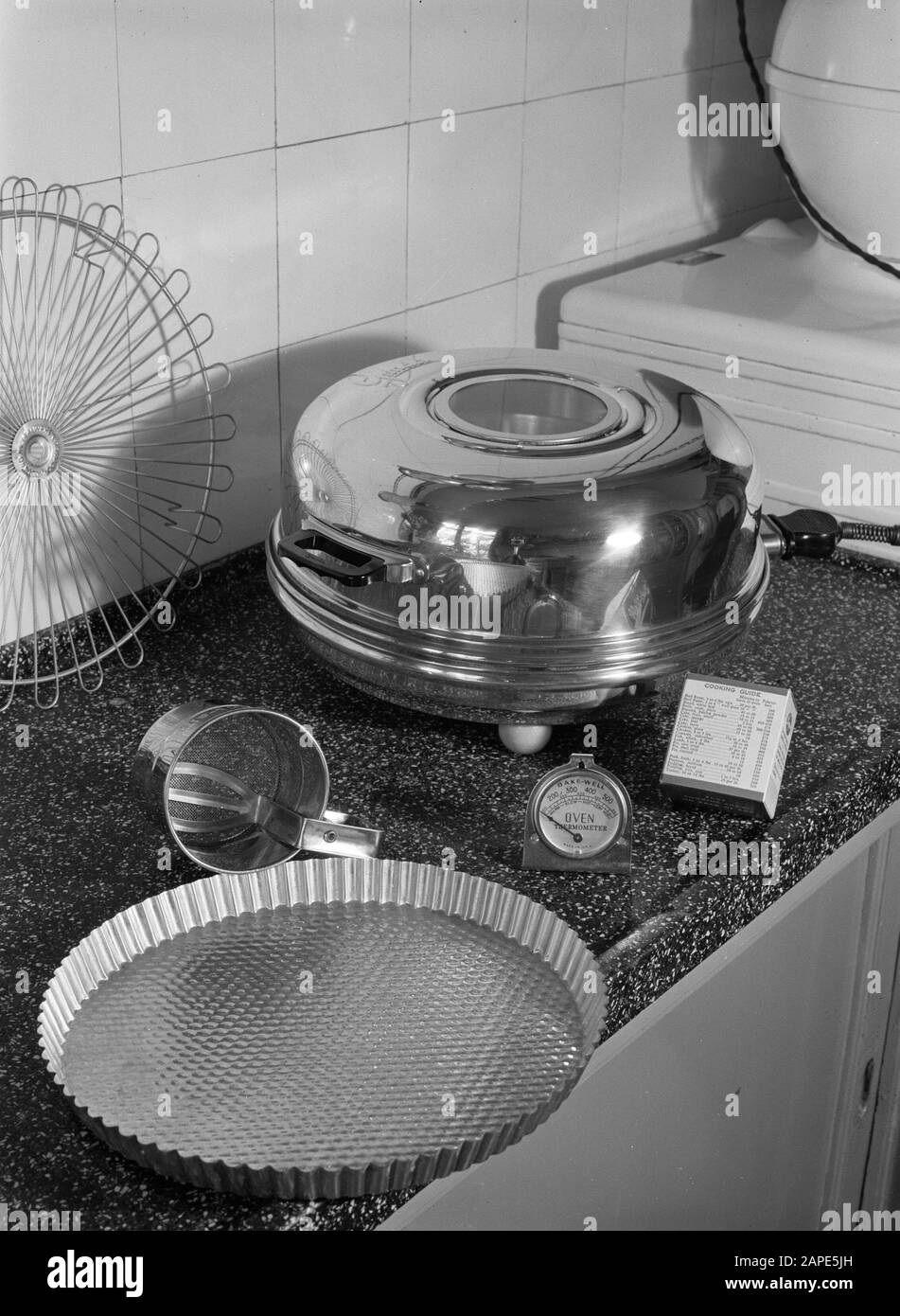 Publicité Photographie Description: Matériel de cuisson sur un comptoir Annotation: Photo faite pour le livre "Nous nous faisons cuire" écrit par R. Lotgering-Hillebrand et publié par Van Holkema en Warendorf Date: Mai 1956 mots clés: Articles de ménage Banque D'Images