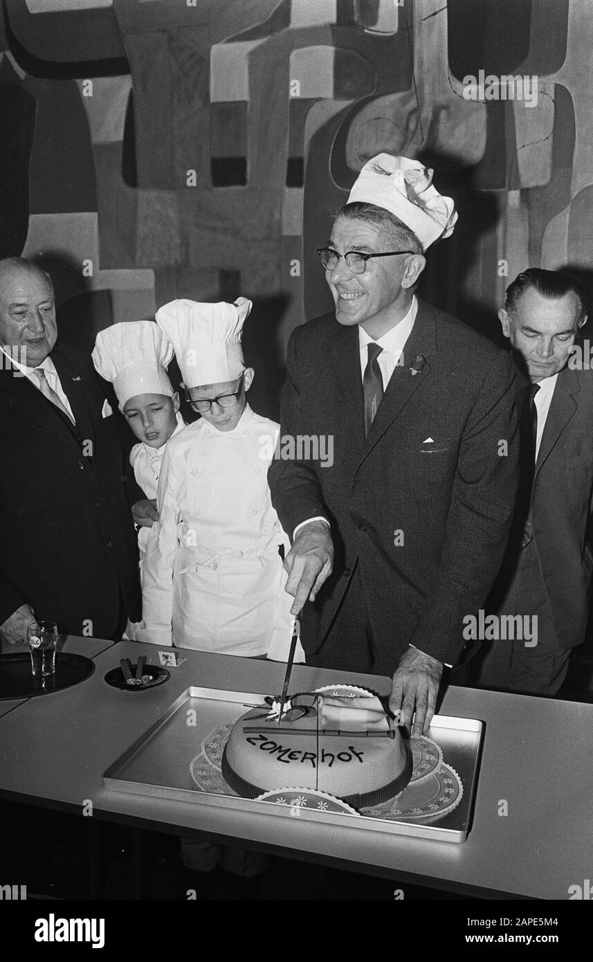 Ouverture de l'école de confiserie de Rotterdam par le maire Thomassen Description: Boulangers, écoles, élèves, maires, gâteaux, banquet Date: 6 octobre 1965 lieu: Rotterdam, Zuid-Holland mots clés: Boulangers, banquet, maires, élèves, écoles, gâteaux Nom personnel: Thomassen, Wim Banque D'Images