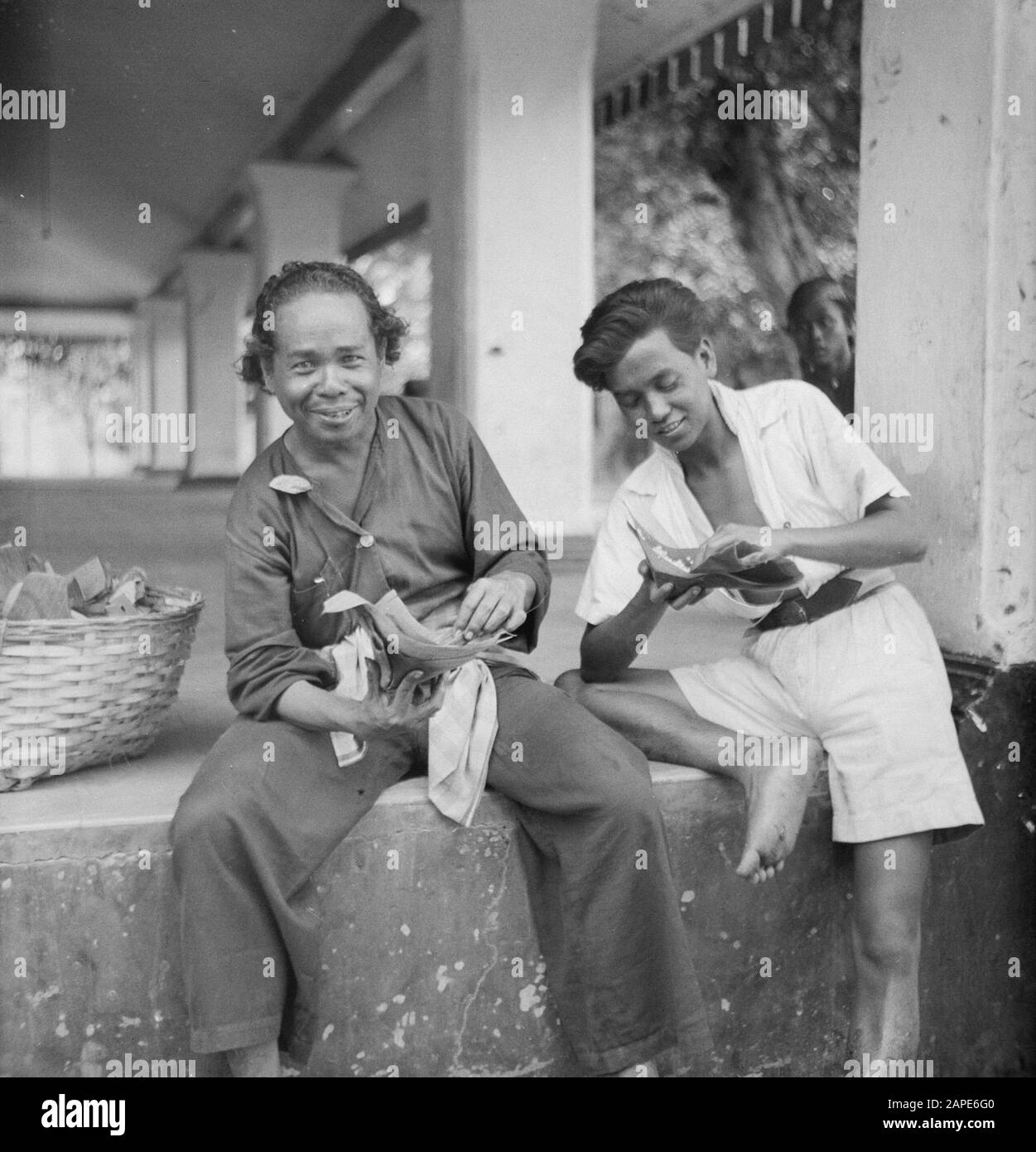 Évacuation T.N.I de Bangil à Malang Description: Bangil (Java est): Ici aussi, de grands quotas de troupes de TNI arrivent encore pour l'évacuation. 2 les combattants du Hezbollah se laissent la nourriture, qui est fournie dans chaque centre d'évacuation, est assez savoureuse. Annotation : Miroir Incorrect ? Date : 10 Février 1948 Lieu : Indonésie, Antilles Néerlandaises De L'Est Banque D'Images