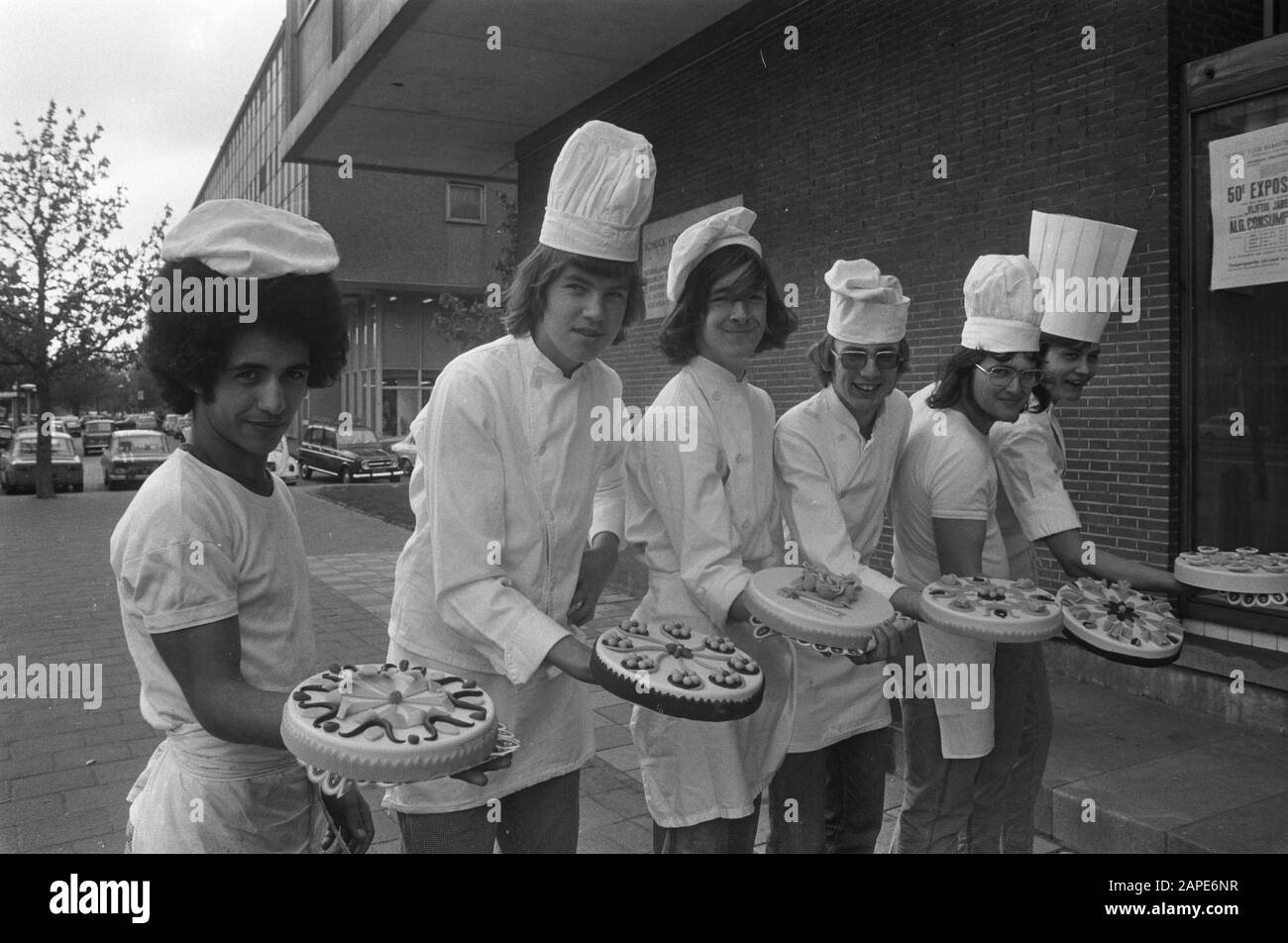 L'école de pâtisserie d'Amsterdam existe 50 ans; élèves avec gâteaux Date: 24 avril 1974 lieu: Amsterdam, Noord-Holland mots clés: Pâtisseries, PUPPERS, CAETS, écoles Banque D'Images