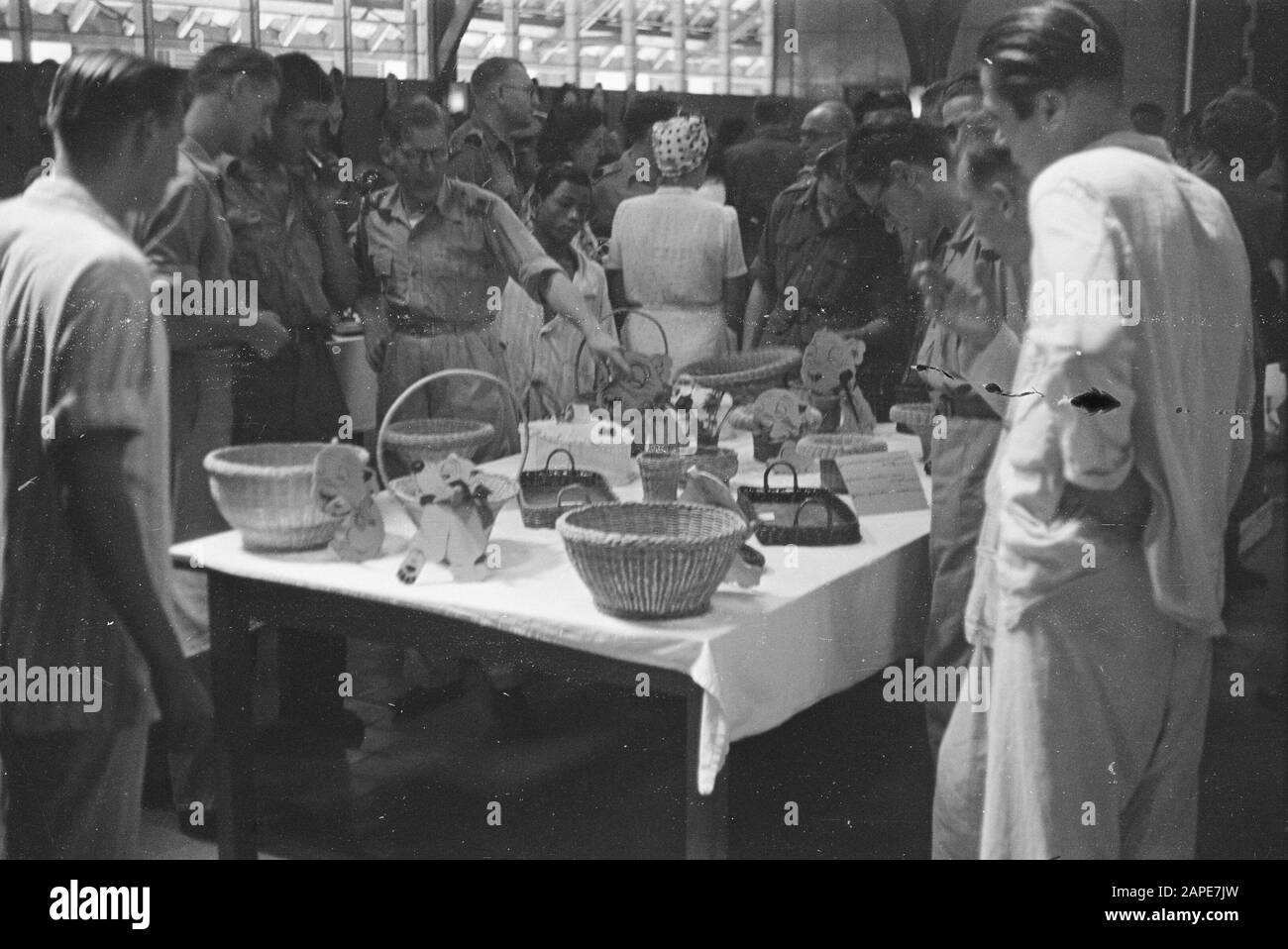 Exposition Hôpital militaire I de pièces fabriquées par des soldats malades dans « L’île » Description: Batavia. À M.H. I, une exposition a été organisée sur les lieux de travail fabriqués par des soldats blessés et malades dans le centre de réhabilitation Het Eiland sur le terrain de M.H.I. Date: 14 Mai 1948 Lieu: Batavia, Indonésie, Jakarta, Pays-Bas East Indies Banque D'Images
