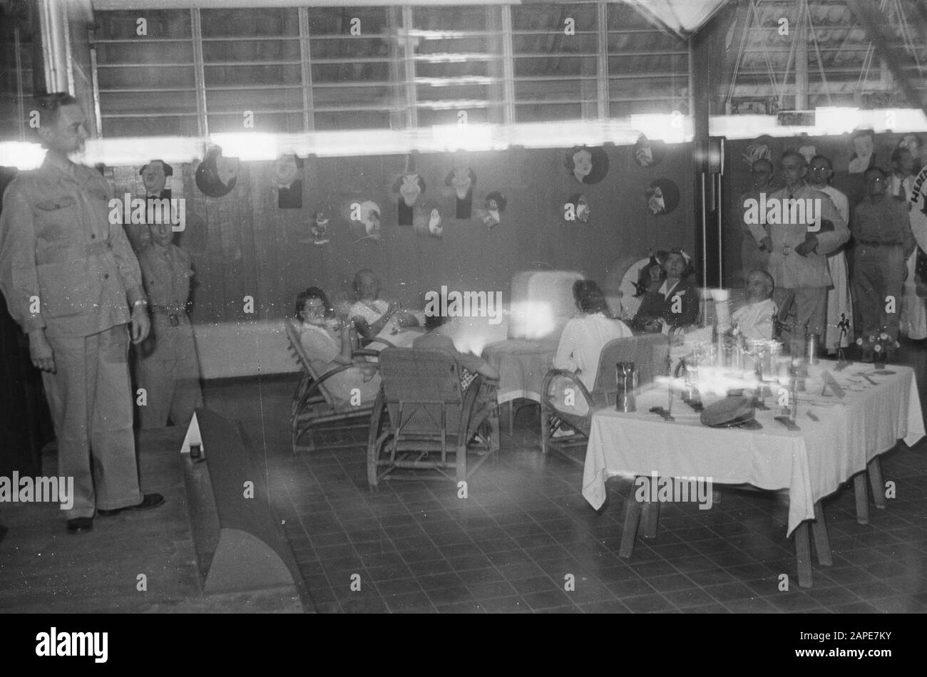 Exposition Hôpital militaire I de pièces fabriquées par des soldats malades dans « L’île » Description: Batavia. À M.H. I, une exposition a été organisée sur les lieux de travail fabriqués par des soldats blessés et malades dans le centre de réhabilitation Het Eiland sur le terrain de M.H.I. Date: 14 Mai 1948 Lieu: Batavia, Indonésie, Jakarta, Pays-Bas East Indies Banque D'Images