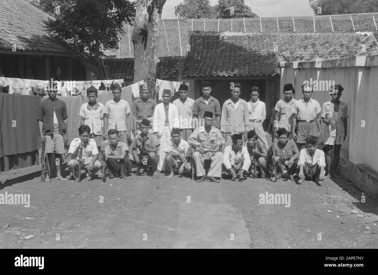 Gang Hadji Daipin Description: Batavia: Après le début d'avril '48, un groupe de membres des gangs Hadji Daipin opérant dans la région N. van Krawang s'était porté volontaire. Quelques semaines plus tard, le chef Hadji Daipin a également rapporté avec certains de ses disciples. Un enregistrement du gang avec une partie de leur armement, qui consistait en mines terrestres et pistolets de fabrication japonaise. Date: 29 Avril 1948 Lieu: Batavia, Indonésie, Jakarta, Pays-Bas East Indies Banque D'Images