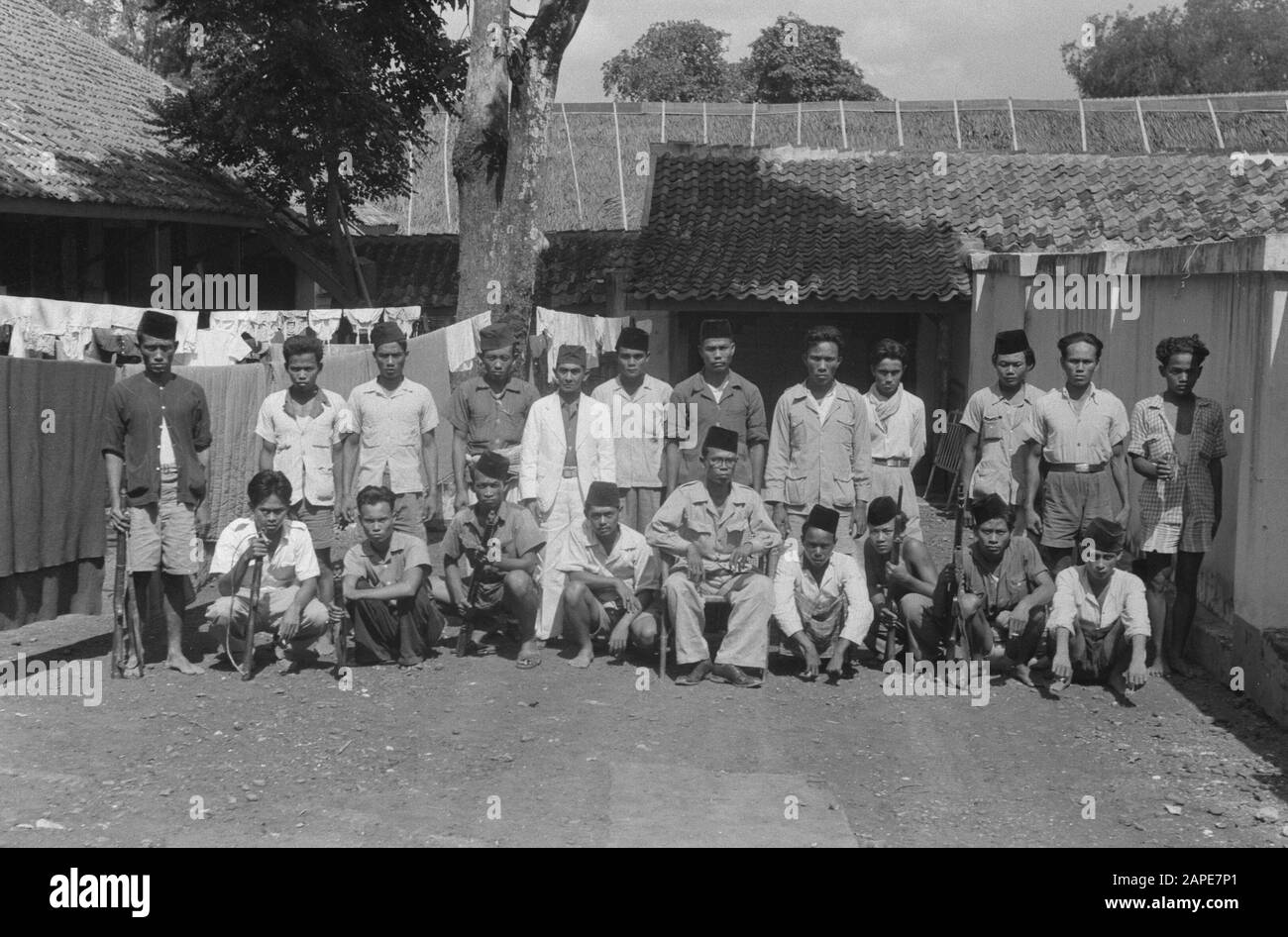 Gang Hadji Daipin Description: Batavia: Après le début d'avril '48, un groupe de membres des gangs Hadji Daipin opérant dans la région N. van Krawang s'était porté volontaire. Quelques semaines plus tard, le chef Hadji Daipin a également rapporté avec certains de ses disciples. Un enregistrement du gang avec une partie de leur armement, qui consistait en mines terrestres et pistolets de fabrication japonaise. Date: 29 Avril 1948 Lieu: Batavia, Indonésie, Jakarta, Pays-Bas East Indies Banque D'Images