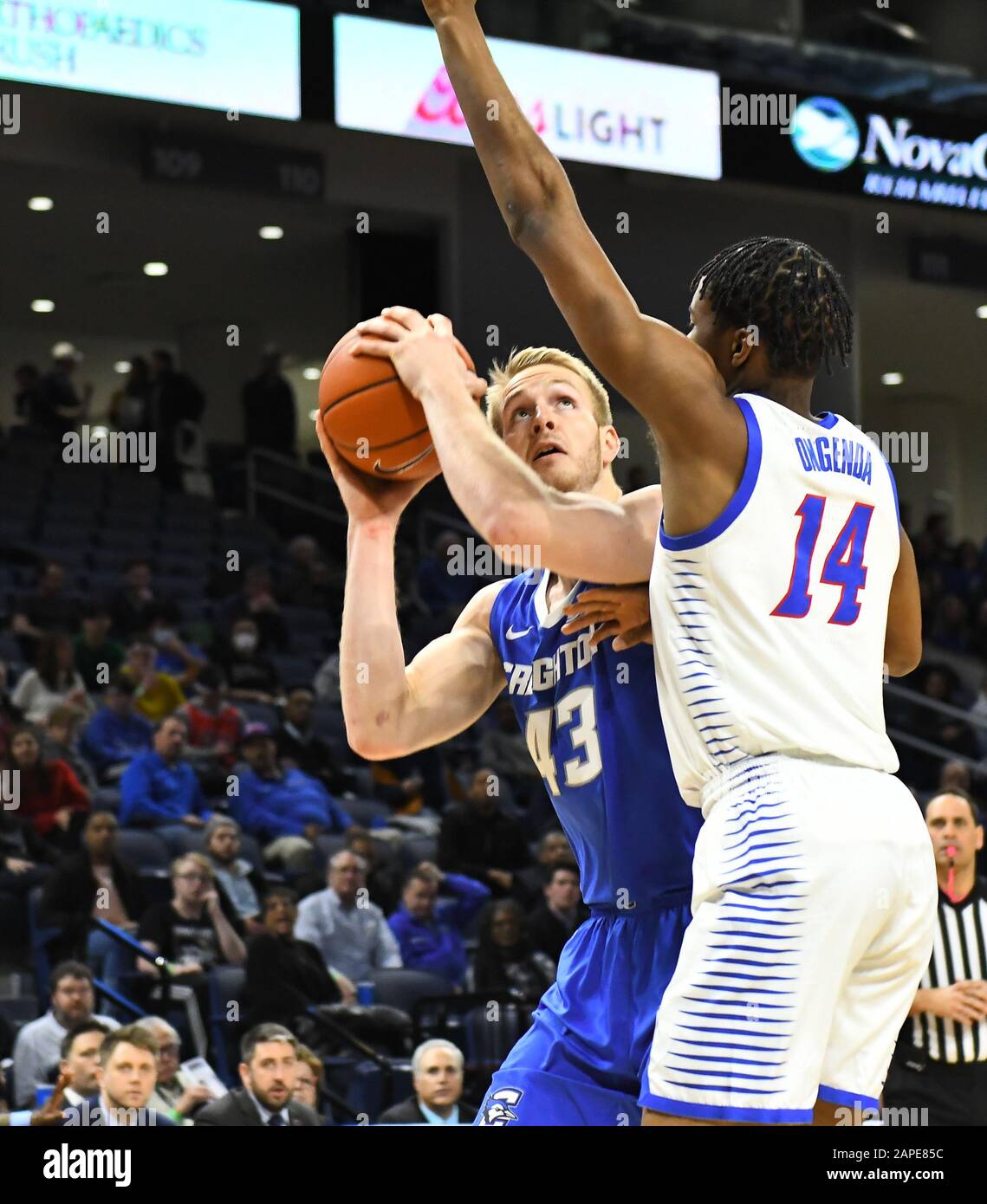 Chicago, Illinois, États-Unis. 22 janvier 2020. Creighton Bluejays centre Kelvin Jones (43) se lever pour un tir pendant le match de basket-ball de conférence NCAA Big East entre DePaul vs Creighton à Wintrust Area à Chicago, Illinois. Dean Reid/Csm/Alay Live News Banque D'Images