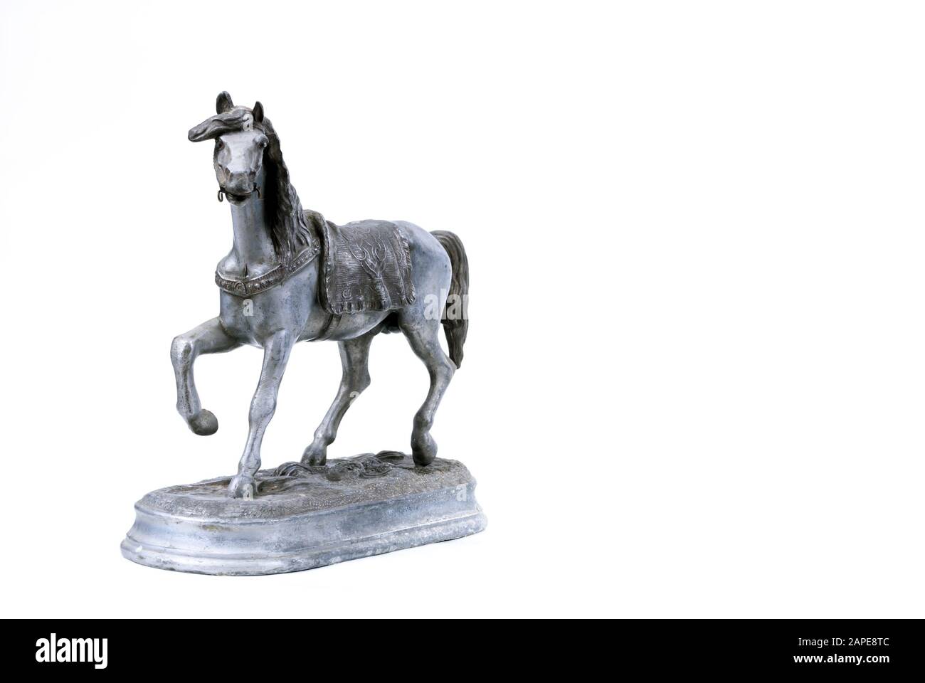 Gros plan d'une petite statue de cheval sur un blanc arrière-plan Banque D'Images