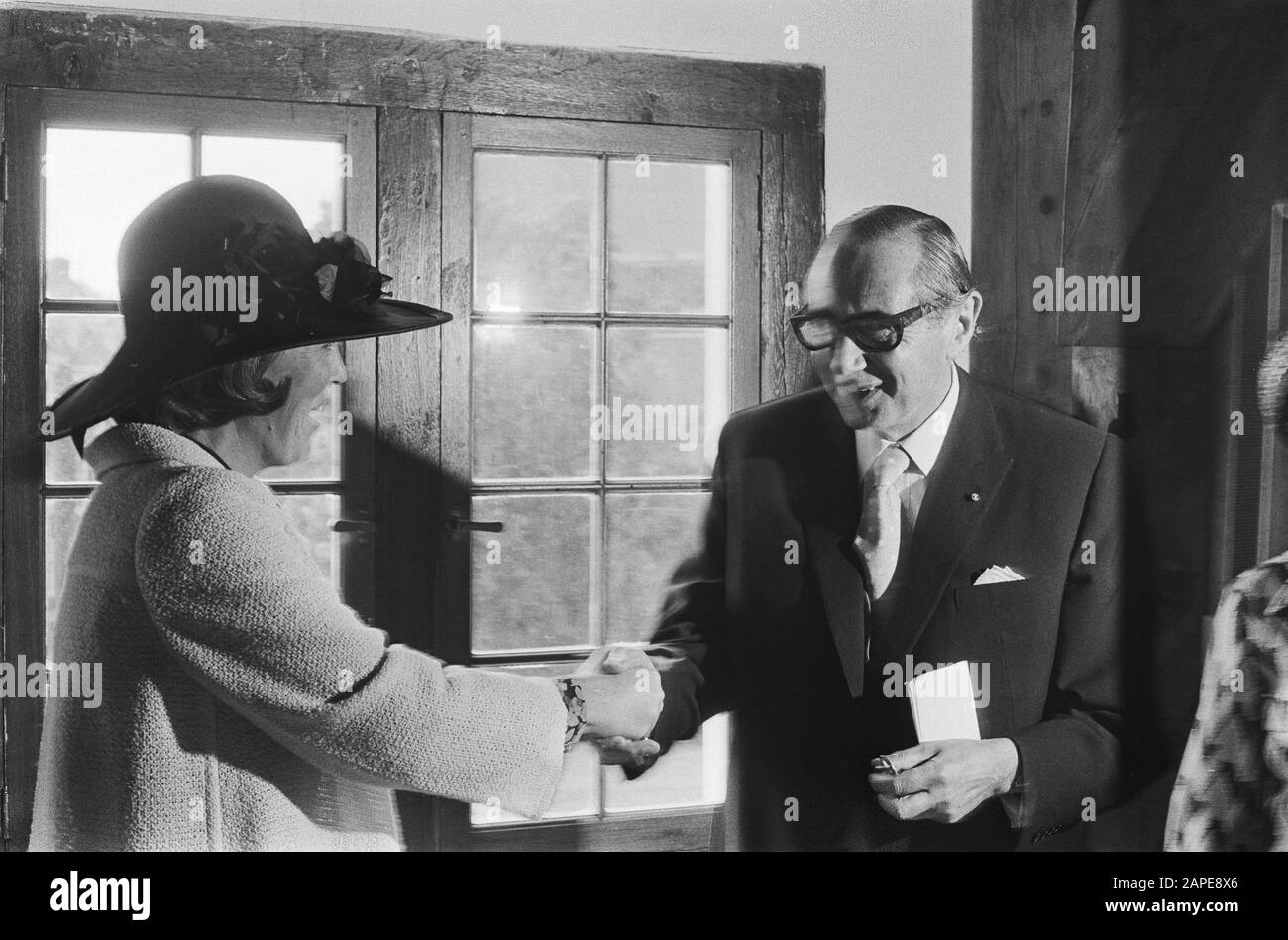 Ouverture de la Bibliothèque publique Le Pintohuis à la Sint Antoniebreestraat à Amsterdam Description: Beatrix shakes une main présente Date: 22 août 1975 lieu: Amsterdam, Noord-Holland mots clés: Bibliothèques, mains vibrantes, ouvertures, princesses Nom personnel: Beatrix, Princess Nom de l'institution: Pintohuis Banque D'Images