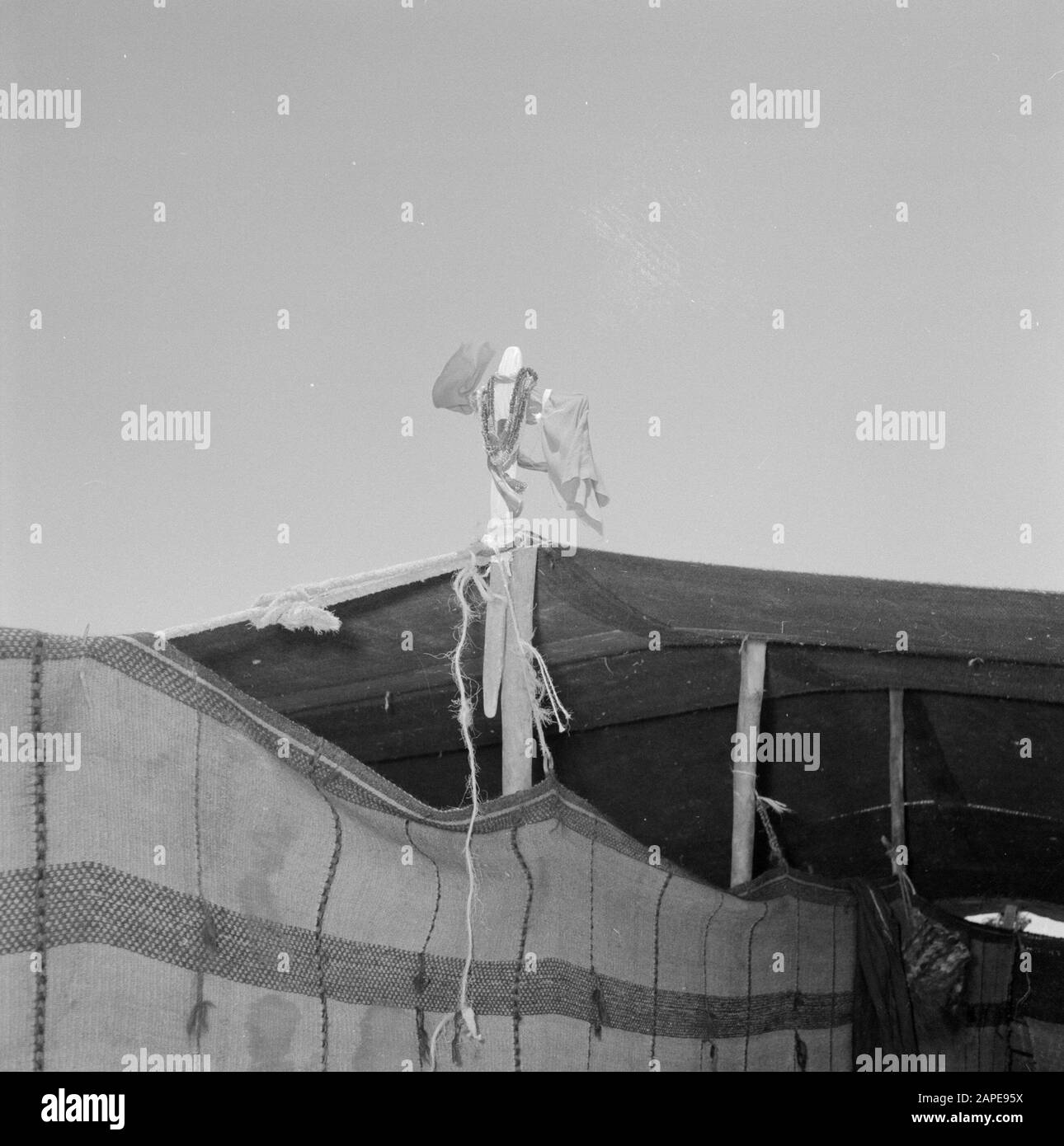 Israël 1960-1965: Bédouin à Beersewa (Beer Sheva) Description: Tente bédouine dans le désert près de Beersewa. Le verset est fait pour indiquer qu'il y a une épouse dans la maison Date: 1 janvier 1960 lieu: Bersheba, Israël mots clés: Bedouins, Mariages, tentes, déserts Banque D'Images